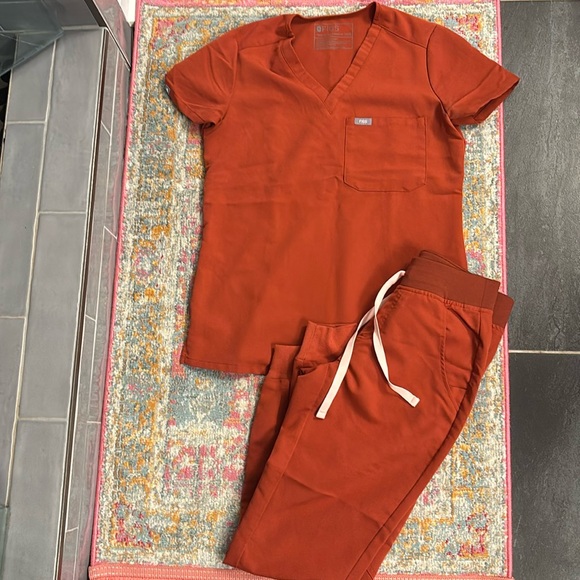 Figs set Zamora joggers and Catarina top. - Picture 1 of 4